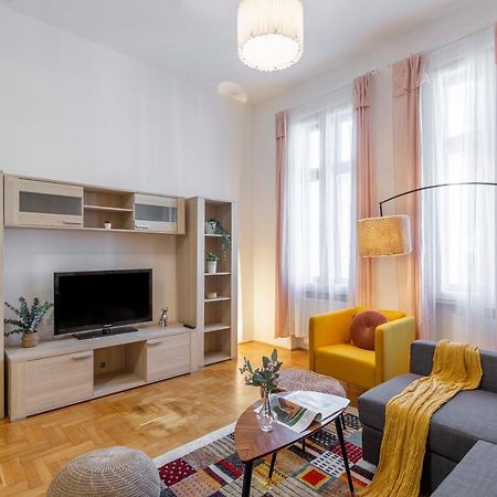 Central Gozsdu Apartment In The Party Street Budapest Luaran gambar