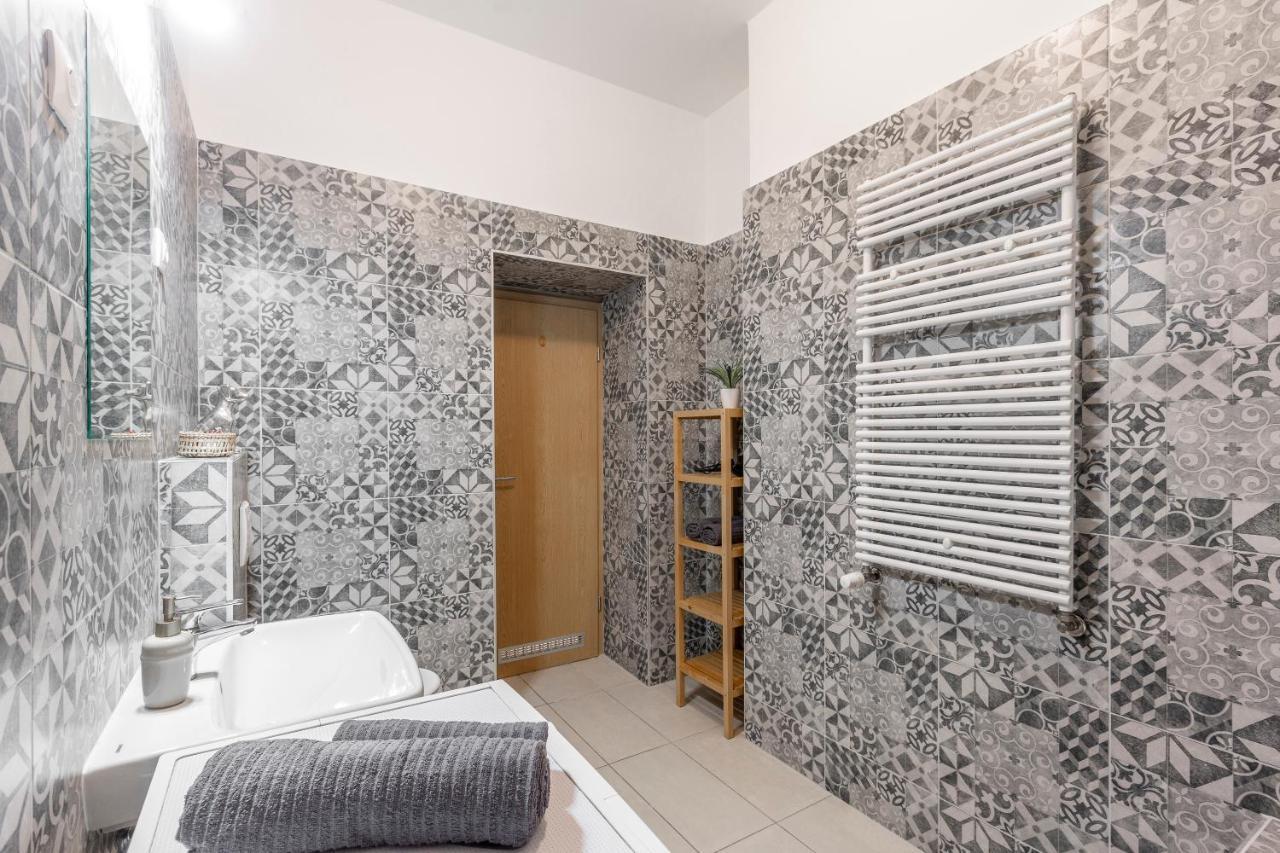 Central Gozsdu Apartment In The Party Street Budapest Luaran gambar