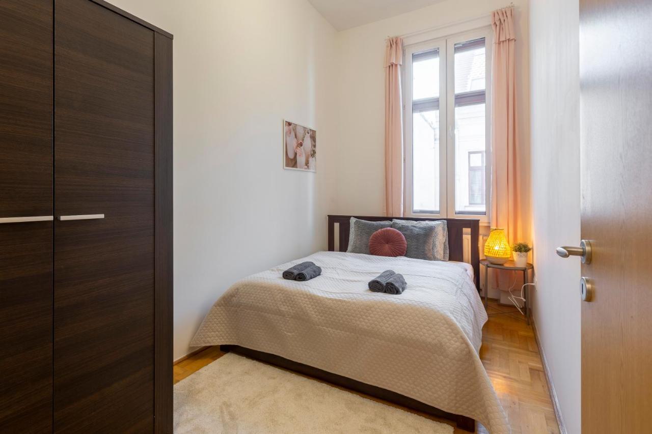 Central Gozsdu Apartment In The Party Street Budapest Luaran gambar