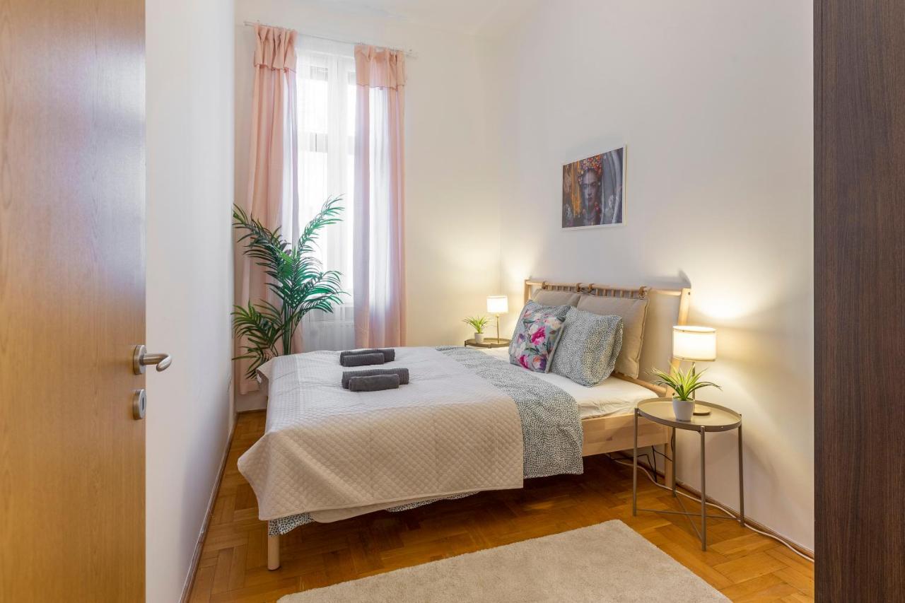Central Gozsdu Apartment In The Party Street Budapest Luaran gambar