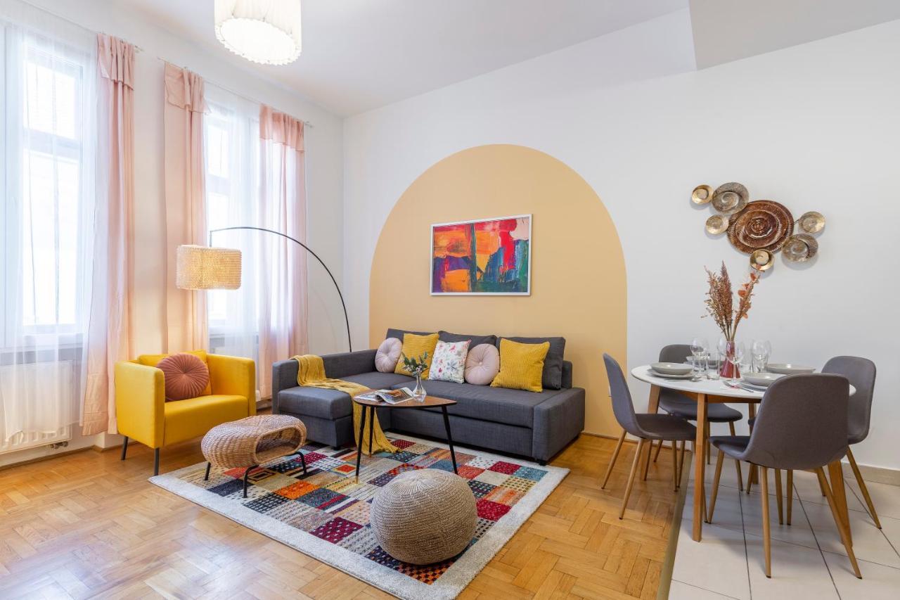 Central Gozsdu Apartment In The Party Street Budapest Luaran gambar
