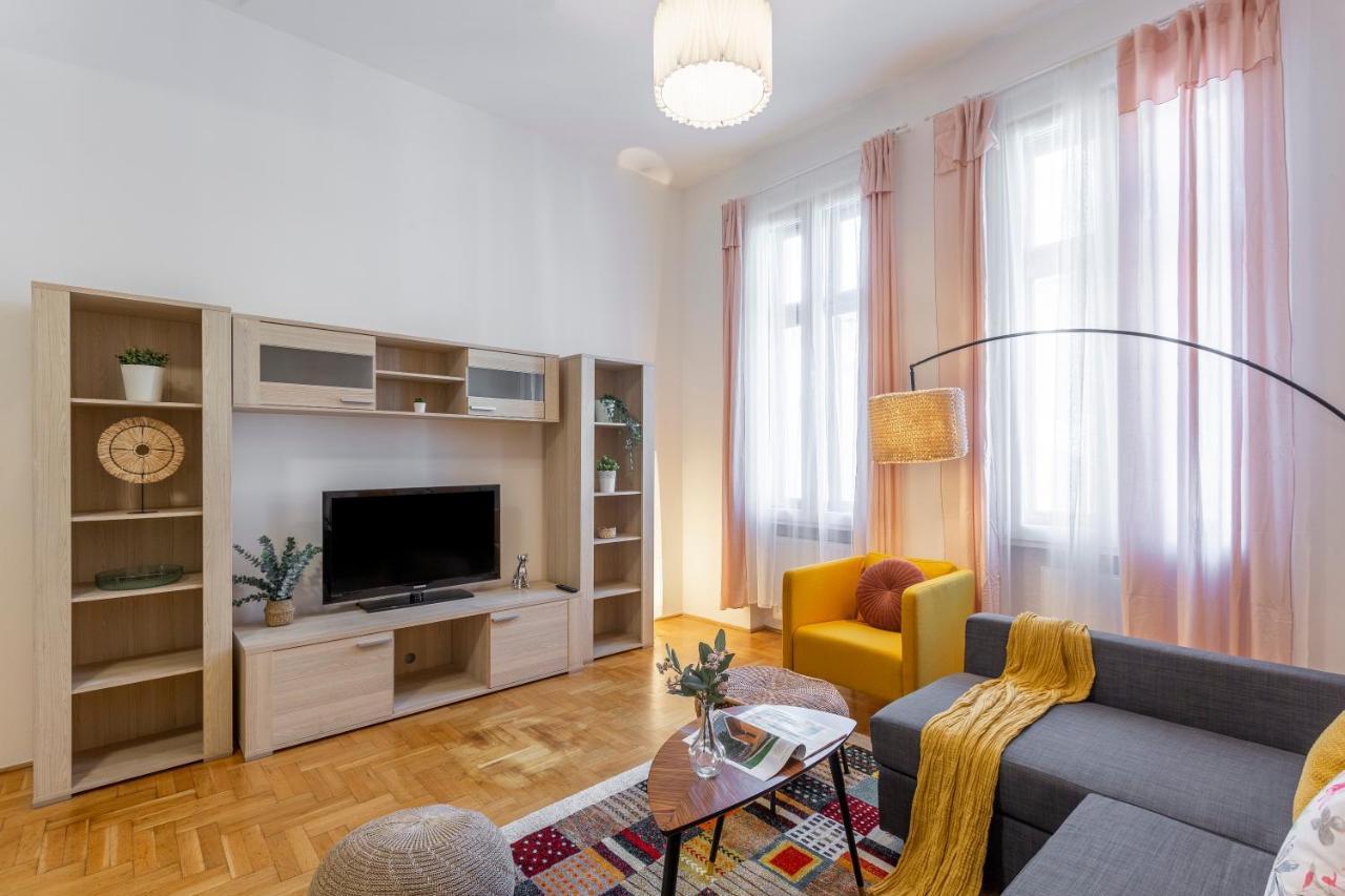 Central Gozsdu Apartment In The Party Street Budapest Luaran gambar