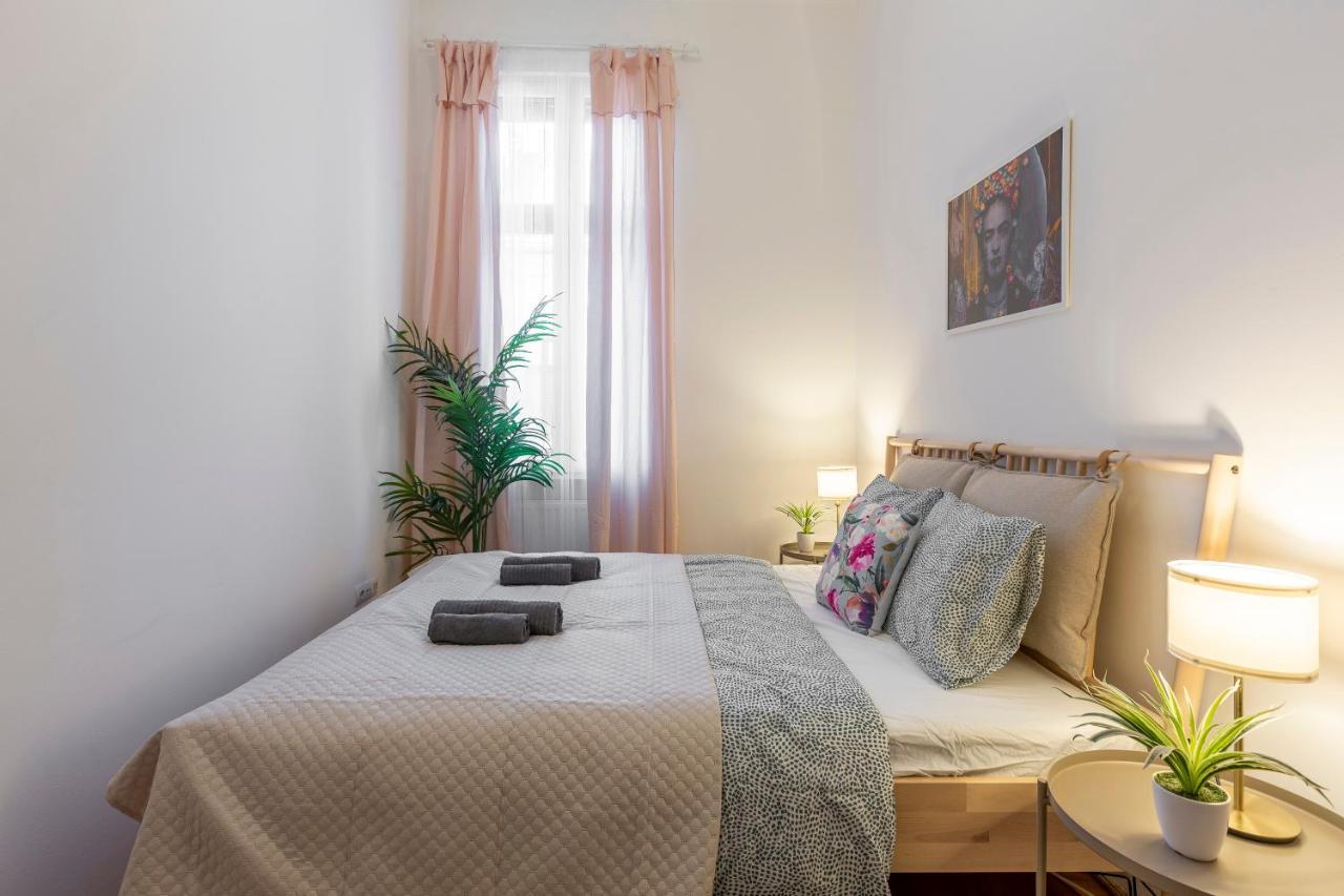 Central Gozsdu Apartment In The Party Street Budapest Luaran gambar