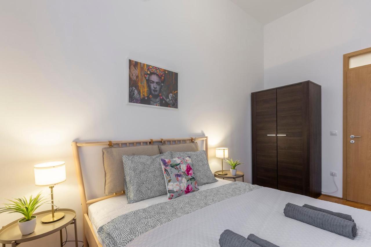Central Gozsdu Apartment In The Party Street Budapest Luaran gambar