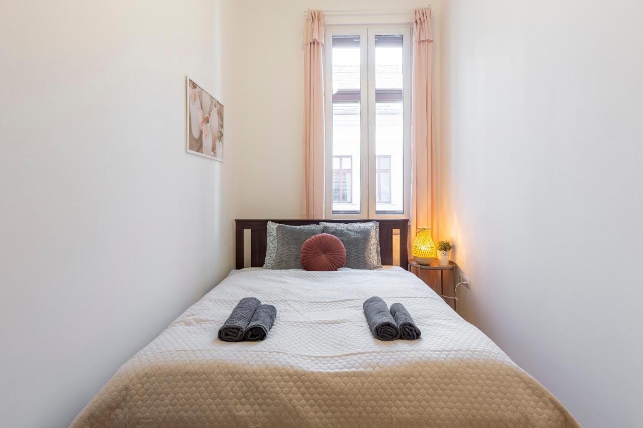 Central Gozsdu Apartment In The Party Street Budapest Luaran gambar